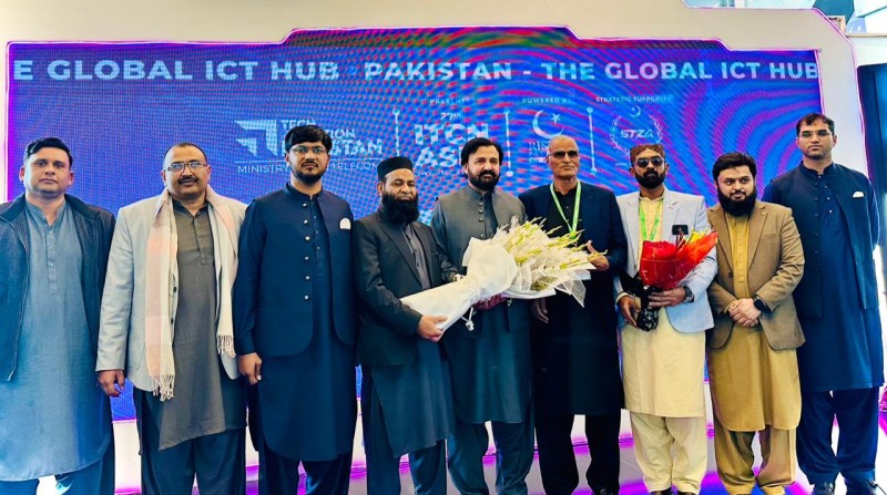 He Received A Bouquet Of Flowers From The Management And Visited The Exhibition Stalls.