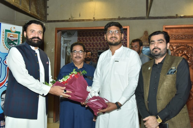 Dewan Azmat Mahmood Chishti President Pakpattan Chamber Of Commerce And Industry Welcomed Other Members Of PCCI With Flowers.