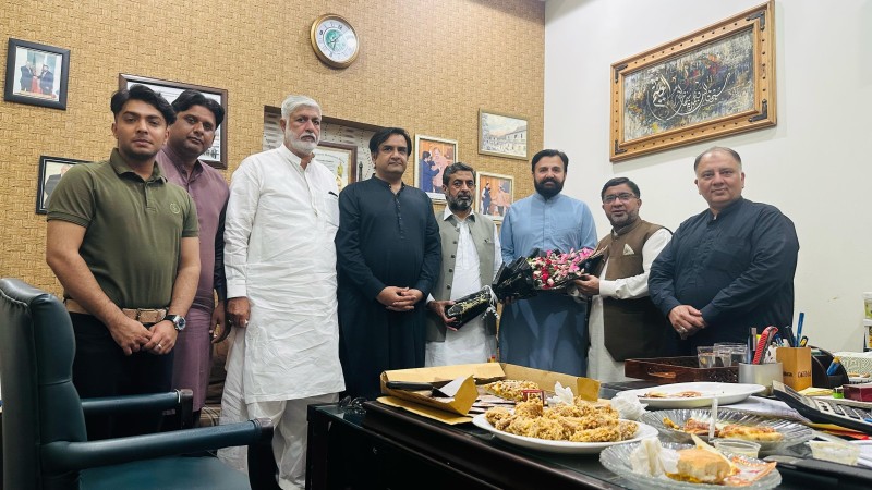 Dewan Azmat Mehmood Was Honored With A Bouquet Of Flowers Upon Arrival