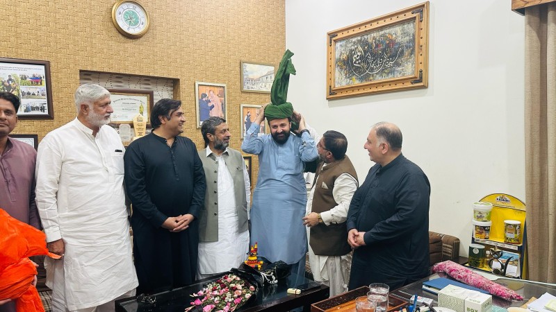 Dewan Azmat Mehmood Was Honored With A Traditional Turban At Khadim Foods, Sahiwal